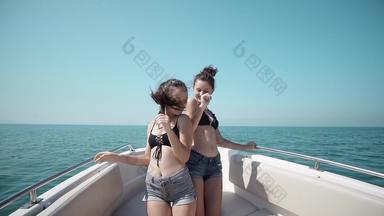 青少年女孩比基尼巡航游艇有趣的笑跳舞慢运动